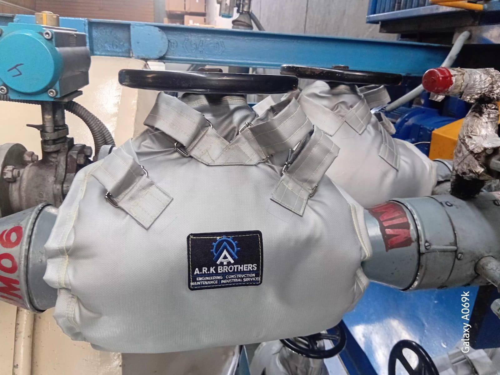 Thermal insulation and metal cladding on industrial pipeline