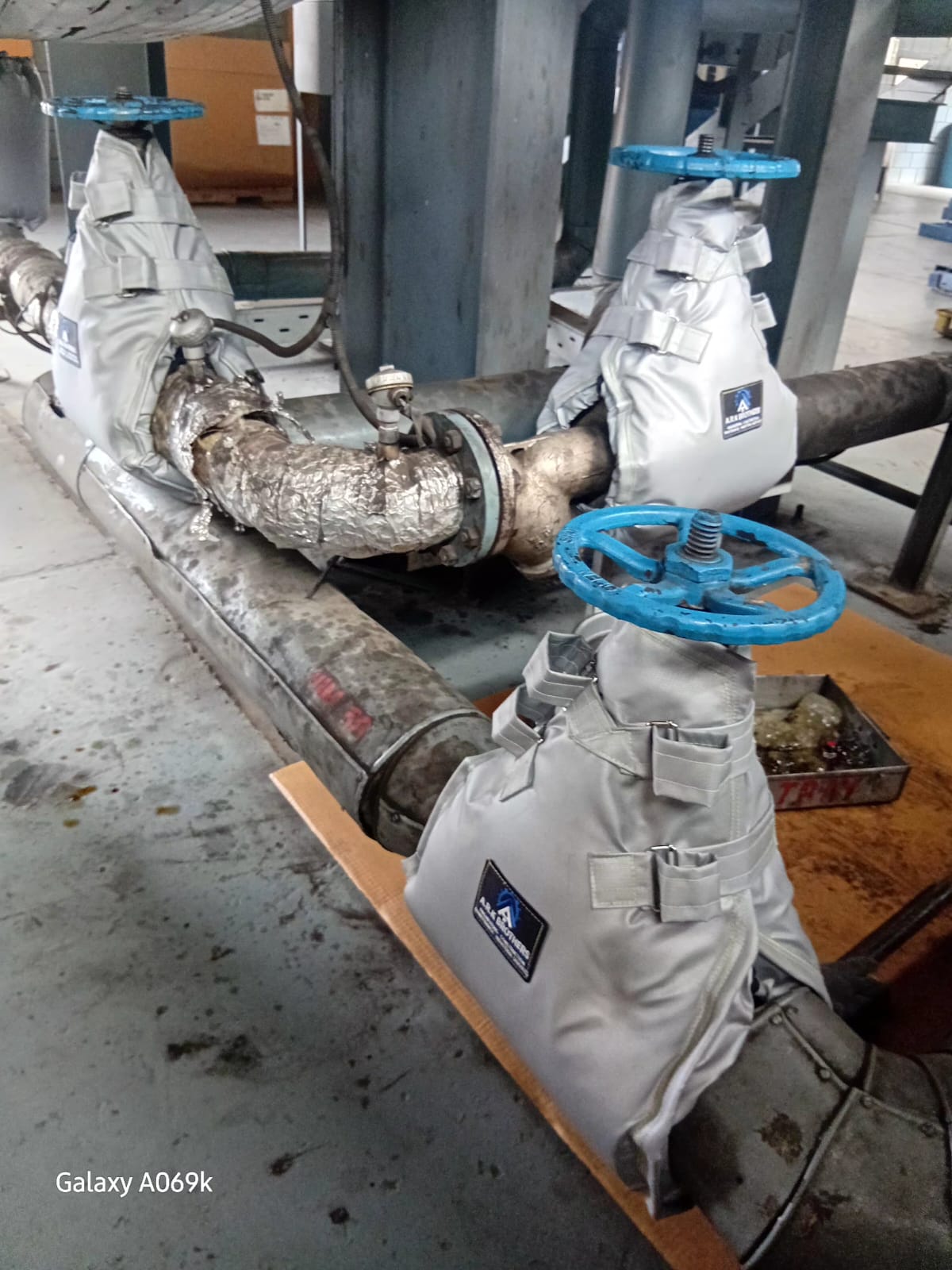 Aluminium cladding installation on thermally insulated pipework