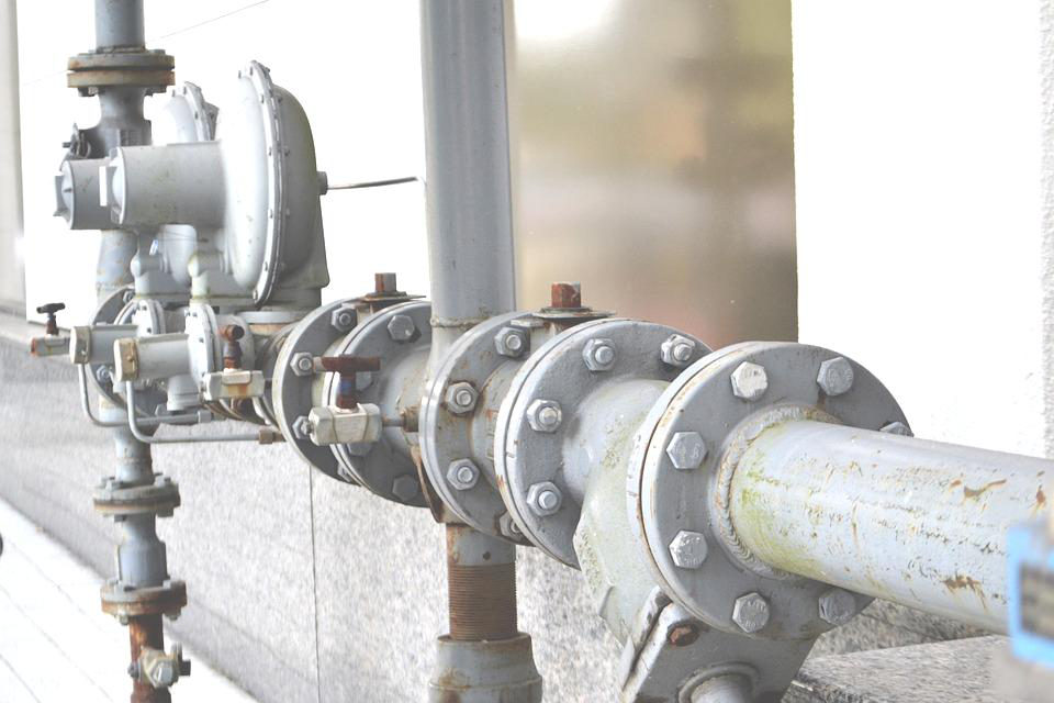 Flanged piping system at an oil terminal